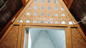 Ein Zimmer mit Holzboden und einer schrägen Dachkonstruktion.