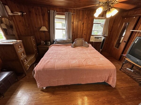 2 Schlafzimmer, Zimmersafe, Schreibtisch, Bügeleisen/Bügelbrett