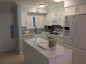 Kylskåp, mikrovågsugn, ugn och spishäll