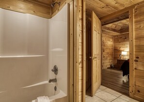 Combined shower/tub, towels