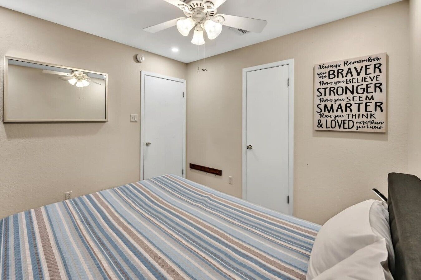 3 bedrooms, desk, WiFi, bed sheets