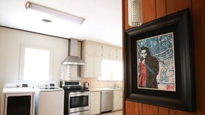Una cocina moderna con electrodomésticos de acero inoxidable, salpicadero de azulejos y armarios de madera.