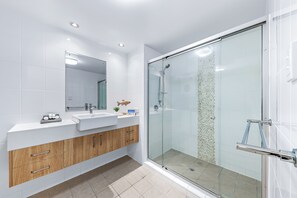 Bathtub, hair dryer, towels - Stunning 2 bed, 2 bath sea view apartment close to Airlie Beach Main Street (Airlie Beach)