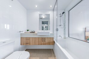 Bathtub, hair dryer, towels - Stunning 2 bed, 2 bath sea view apartment close to Airlie Beach Main Street (Airlie Beach)