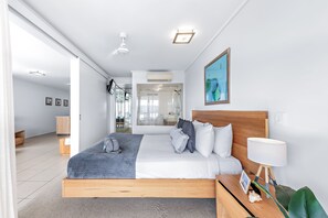 2 bedrooms, iron/ironing board, free WiFi, bed sheets - Stunning 2 bed, 2 bath sea view apartment close to Airlie Beach Main Street (Airlie Beach)