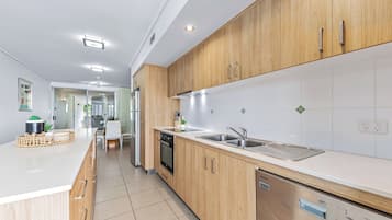 Coffee/tea maker, fridge, microwave, oven