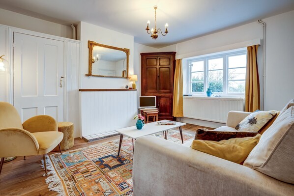 Smart TV - Windrush Cottage | Oxfordshire Holiday Let | 2 Bedrooms & Sleeps 4 (Long Hanborough, Near Woodstock)