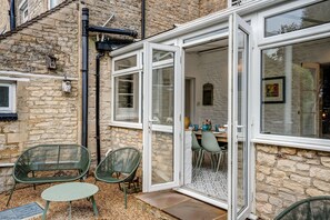 Outdoor dining - Windrush Cottage | Oxfordshire Holiday Let | 2 Bedrooms & Sleeps 4 (Long Hanborough, Near Woodstock)