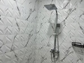 Hårføner, håndklær, såpe og toalettpapir