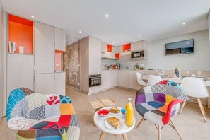 A modern apartment with a living area, kitchen, and dining space. - 10m from resort center, 4th floor, view mountain, tv, ski locker, 40m², Tignes (Tignes)