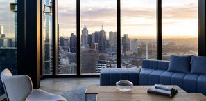 Smart TV - Panoramic Paradise + Parking & Amenities (Southbank)