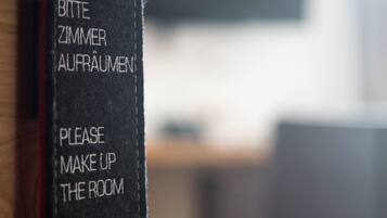 A sign with instructions in multiple languages to make up the room.