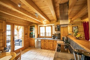 Een koelkast, een magnetron, een oven, een vaatwasser