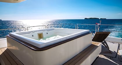 Coastal Elegance: Luxury Yacht in Playa Flamingo