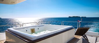 Coastal Elegance: Luxury Yacht in Playa Flamingo
