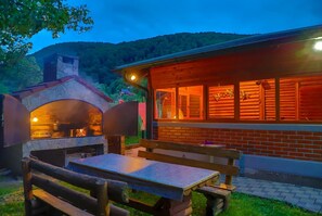 Outdoor dining - Two-Bedroom Apartment (Bihać)