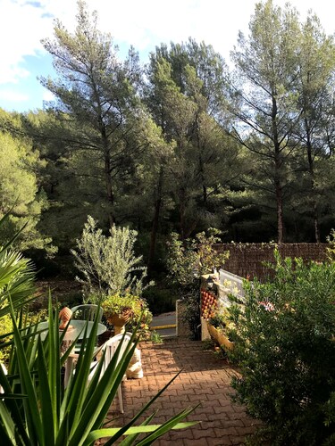 Villa dans la pinède proche plages et criques