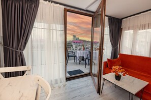 Condo júnior, para fumantes, vista para a cidade | Área de estar | TV de plasma 85 polegadas com canais via satélite