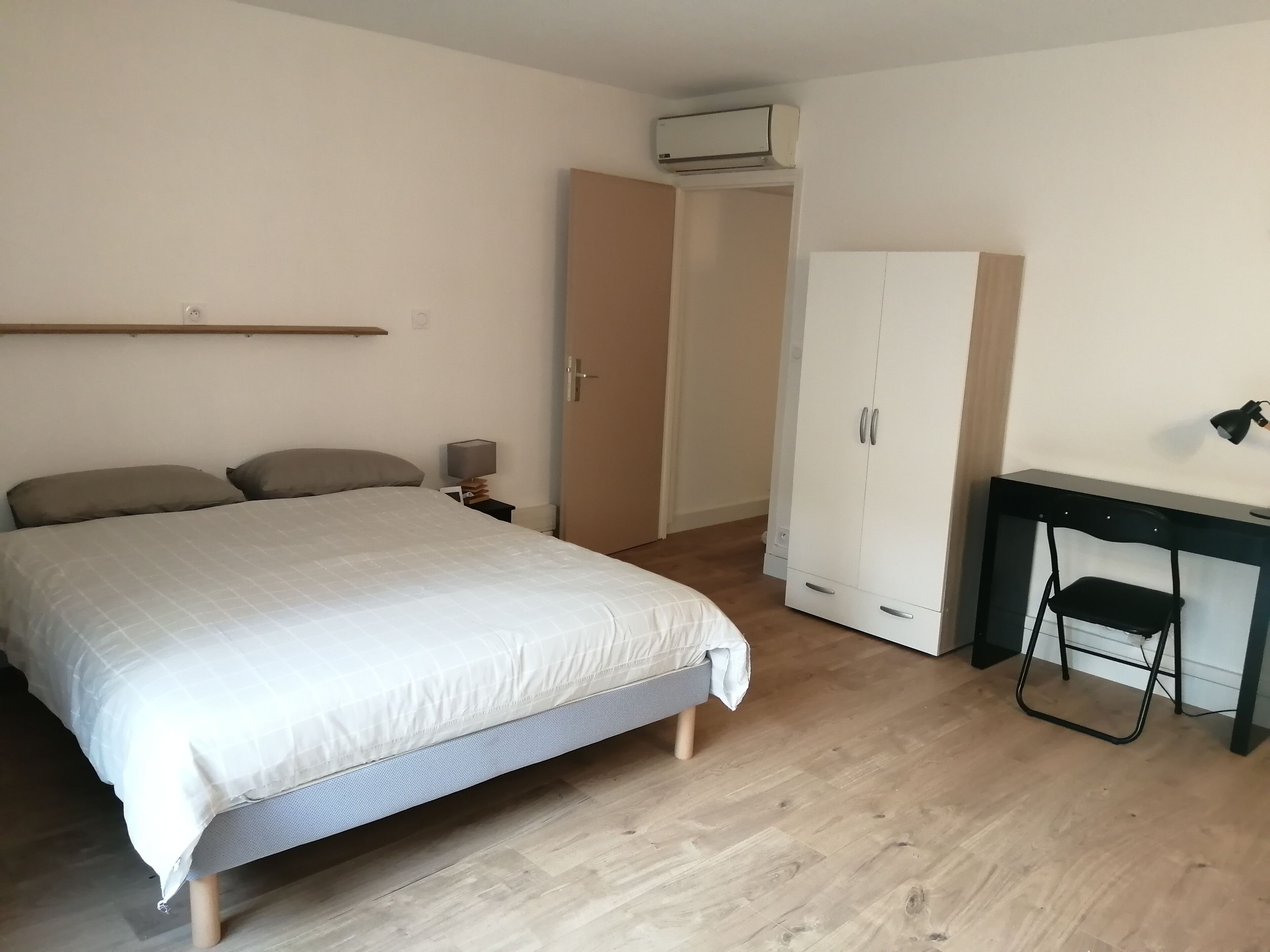 2 soverom, skrivebord, strykejern/-brett og reiseseng for barn