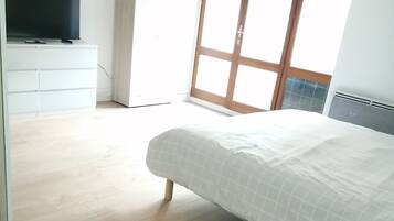 2 soverom, skrivebord, strykejern/-brett og reiseseng for barn