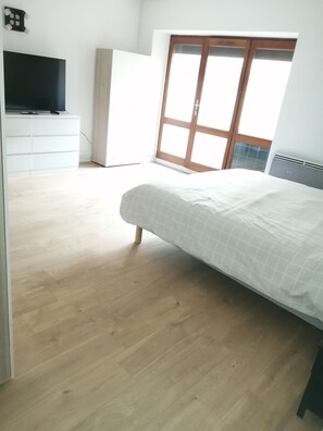 2 slaapkamers, een bureau, een strijkplank/strijkijzer, reisbedje