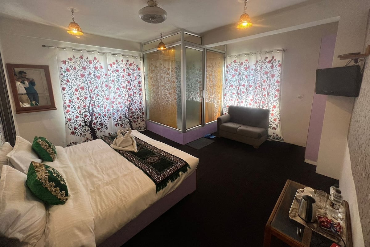 Deluxe Room | 1 bedroom, desk, WiFi (free), individually decorated