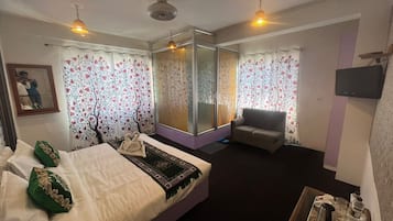 Deluxe Room | 1 bedroom, individually decorated, individually furnished, desk