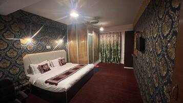 Deluxe Room | 1 bedroom, individually decorated, individually furnished, desk