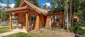 Walk to town! Charming Cabin located at the Historic Daven Haven Lodge