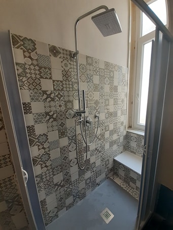Shower, hair dryer, bidet, towels. Domus Morfeo at the center of the historic city of Santa Maria Capua Vetere