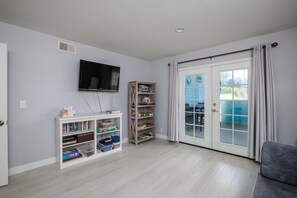 TV, fireplace - Moonstone Beachfront Escape (Cambria)