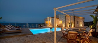 Above Blu Villa - Two Bedroom Villa, Sleeps 4