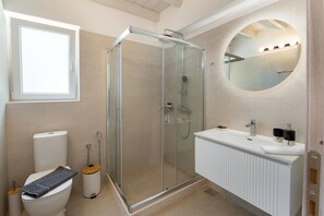 Regadera, secadora de cabello, toallas