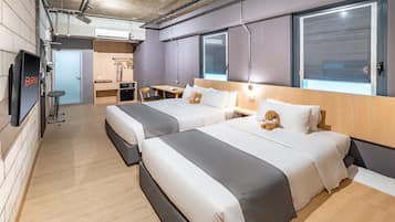 舒適三人房 | 房內夾萬、書桌、手提電腦工作空間、免費 Wi-Fi