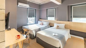 华丽四人房 | 客房内保险箱、办公桌、笔记本电脑工作区、免费 WiFi