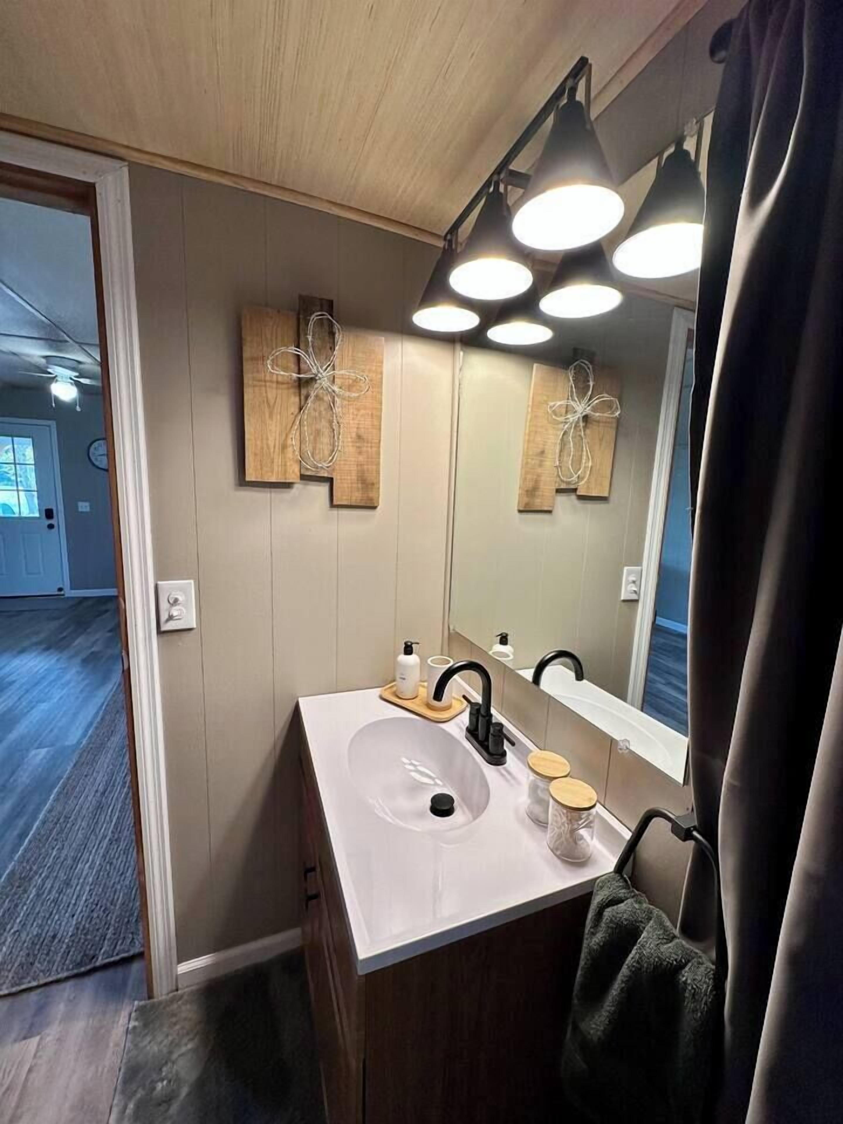 Dusj, hårføner, håndklær og sjampo