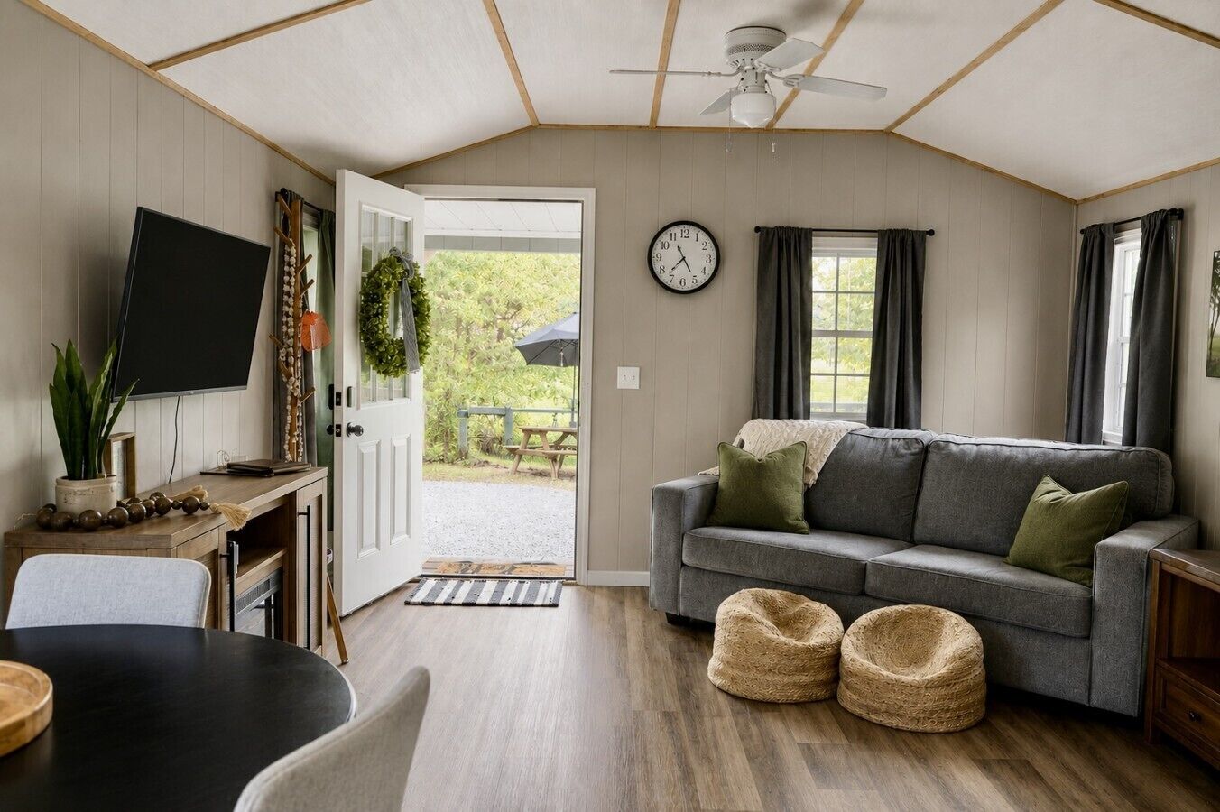 Smart TV, fireplace