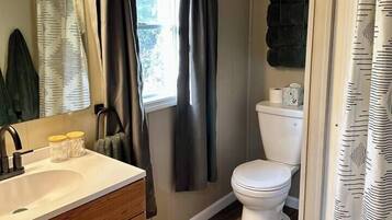 Dusche, Haartrockner, Handtücher, Shampoo