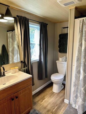 Dusche, Haartrockner, Handtücher, Shampoo