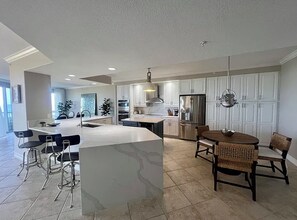 Private kitchen - OCEANFRONT CORNER UNIT (Hutchinson Island)