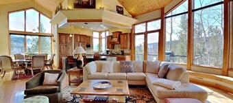 Heavenly haven w/hot tub—perfect for winter play & summer mountain escapes!
