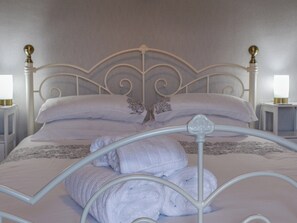 3 bedrooms, free WiFi, bed sheets