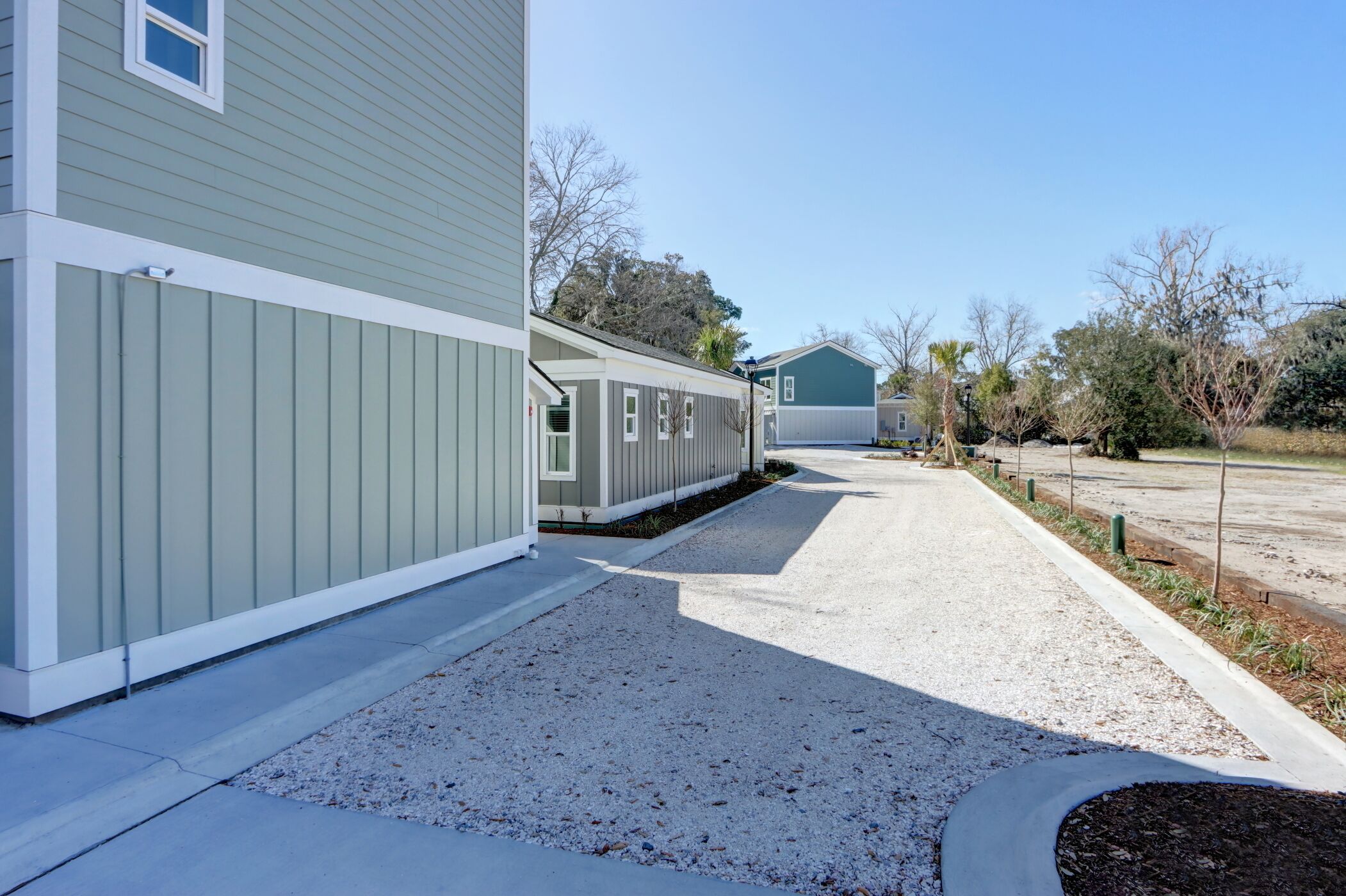 Un quartier résidentiel avec des maisons, une allée et un trottoir.