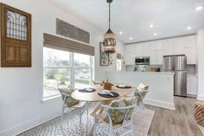 Dining - Renovated with Water View - 5 min to SAV - 15 to Beach by Lucky Savannah (Thunderbolt)