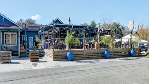 Un restaurant situé au bord de l’eau, doté d’une terrasse et d’une enseigne indiquant « Tubby’s Tank House ».