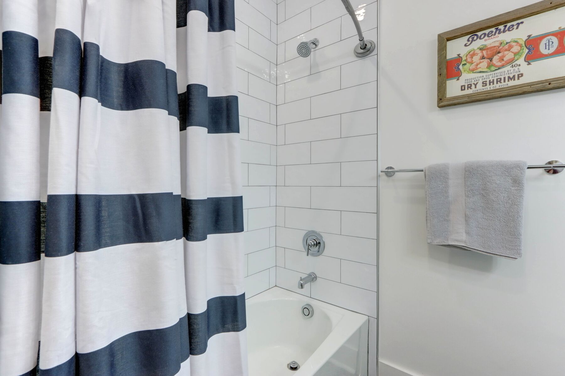 Ein Badezimmer mit einer Badewanne, einer Dusche und einem Handtuchhalter.
