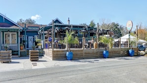 A waterfront restaurant with outdoor seating and a sign reading "Tubby's Tank House". - Charming Tiny Cottage, 5min to SAV, 15min to Beach by Lucky Savannah (Thunderbolt)