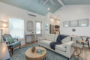 Smart TV - Marsh Hen Den - 5 Min to SAV / 15 to Beach by Lucky Savanah (Thunderbolt)