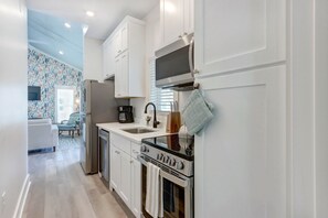 Fridge, microwave, oven, stovetop - Marsh Hen Den - 5 Min to SAV / 15 to Beach by Lucky Savanah (Thunderbolt)