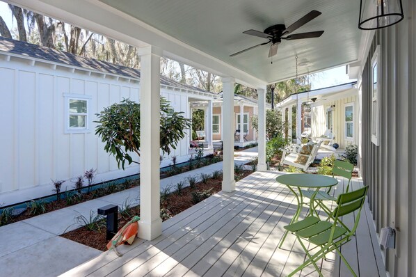 Outdoor dining - Marsh Hen Den - 5 Min to SAV / 15 to Beach by Lucky Savanah (Thunderbolt)